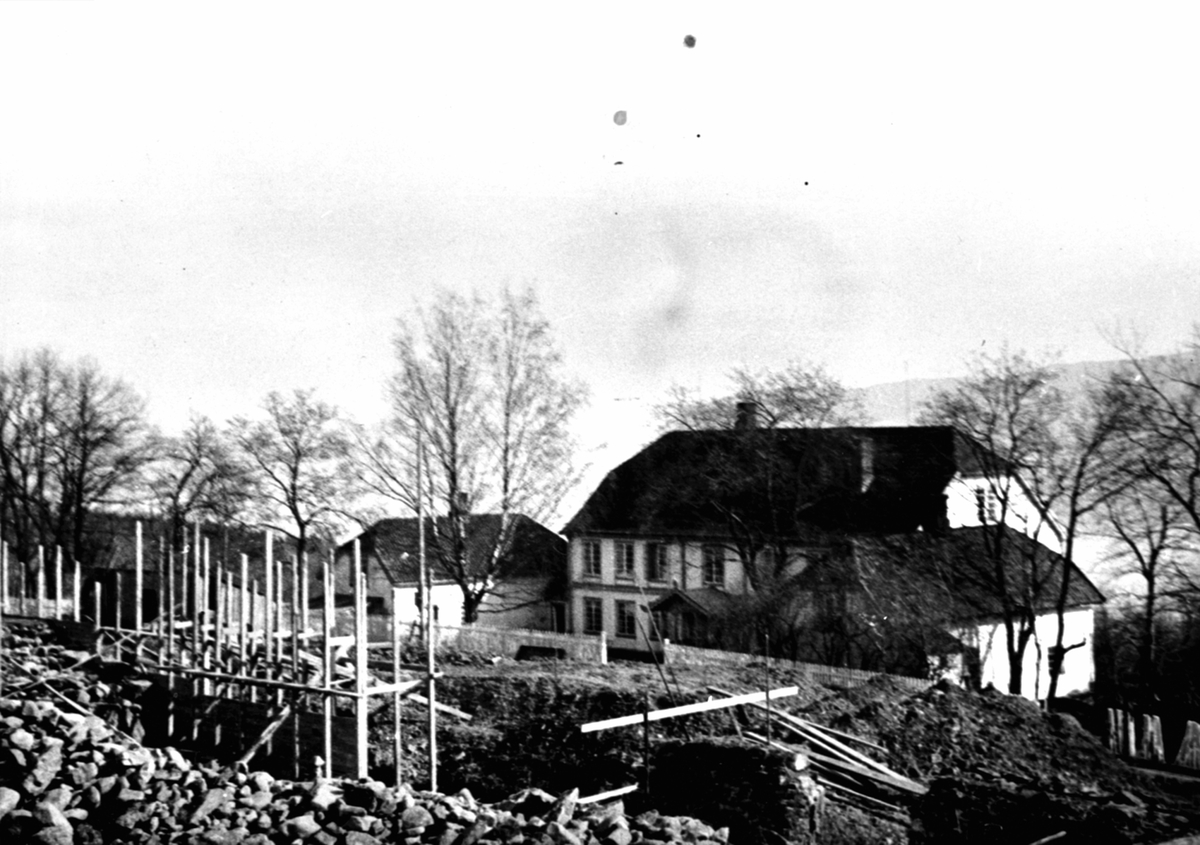 Anno Domkirkeodden, Bygging av ny driftsbygning på Hovelsrud, Helgøya etter brannen i 1934. Grunnarbeid og forskaling. Hovedbygningen i bakgrunn.