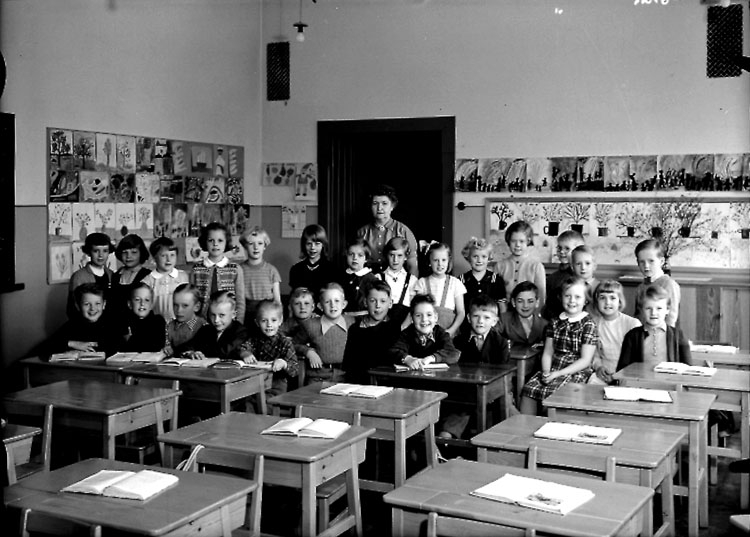 Sven Lindskog, Olaus Petriskolan, classroom interior, 28 schoolchildren with teacher Ingeborg Eriksson. Class 2d, Hall 10.