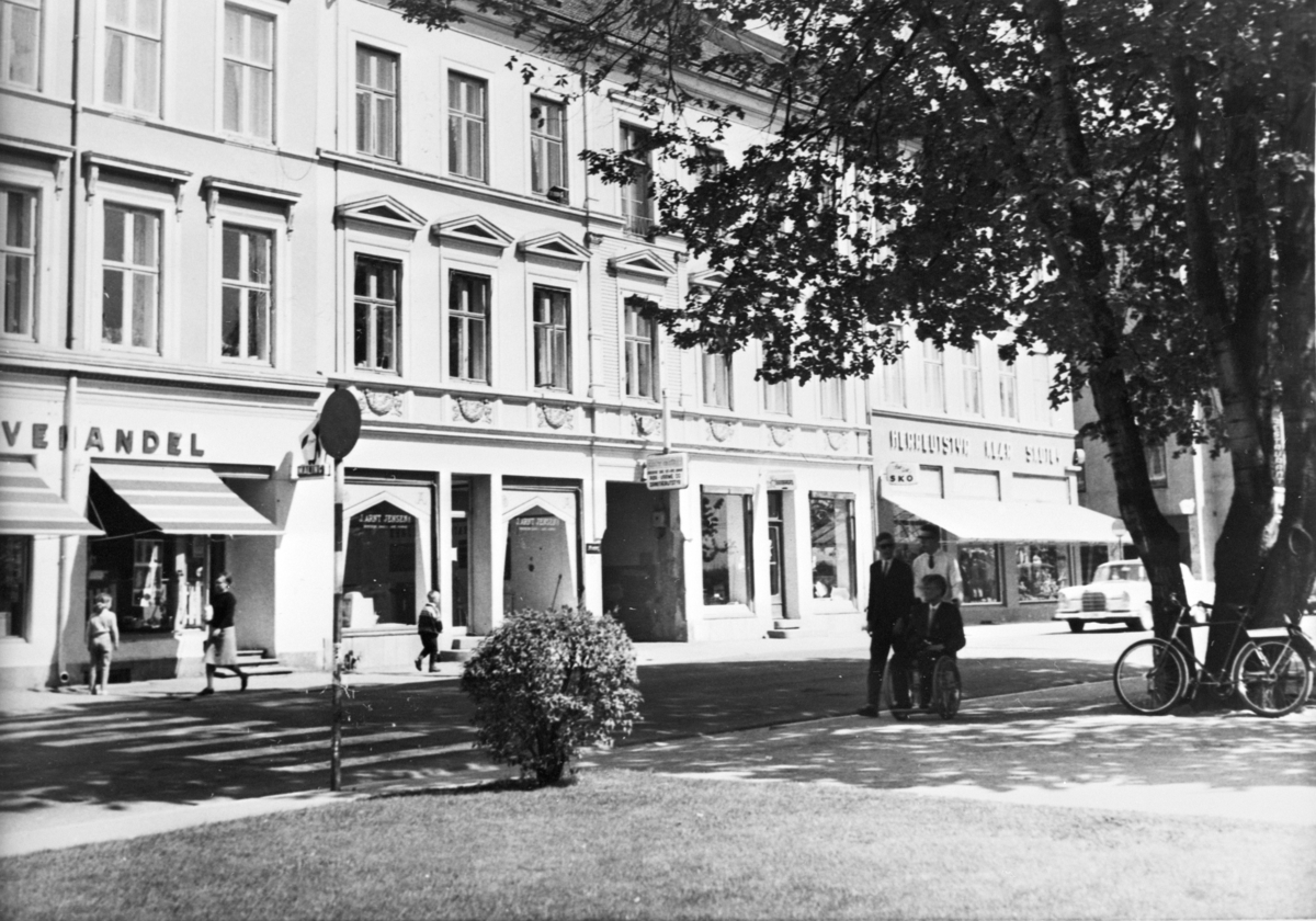 Anno Domkirkeodden, EKSTERIØR STRANDGATA 53, STRANDGATEPARKEN I FORGRUNNEN