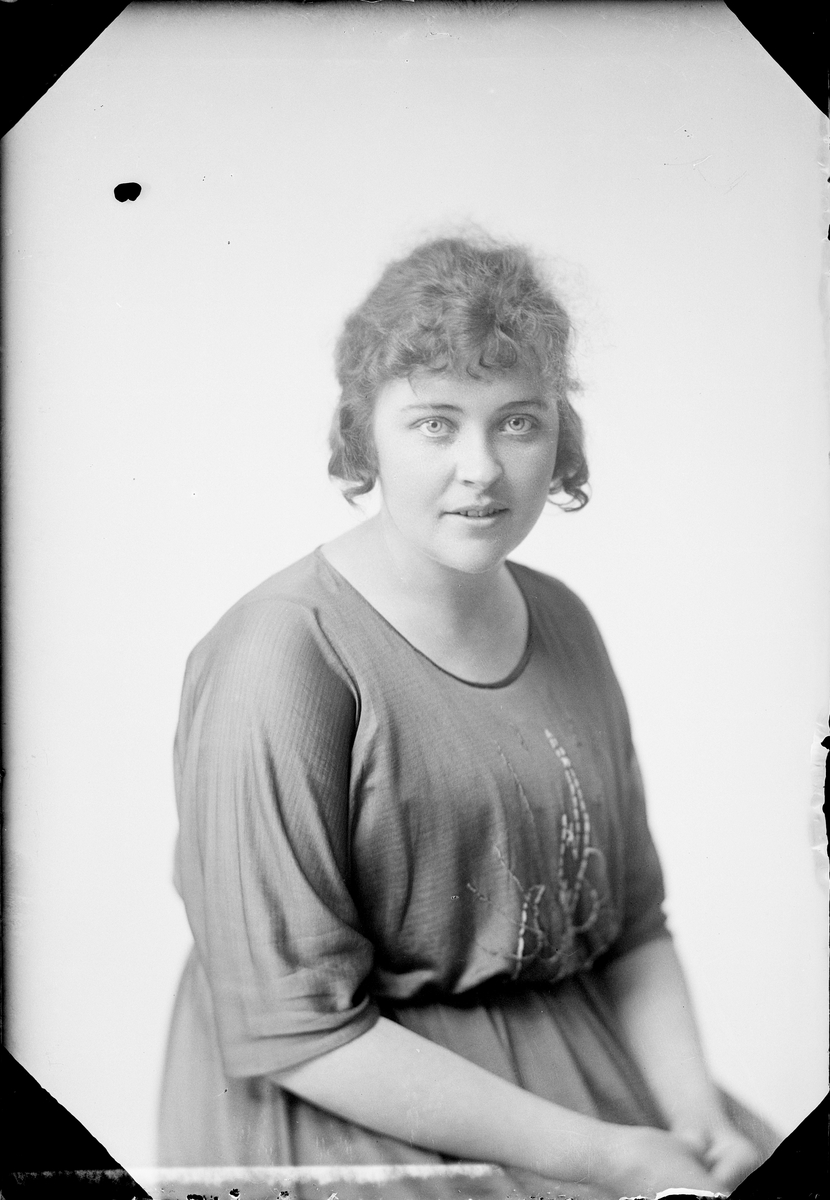 Skötsner-Edhlund, Ateljé Portrait - Lisa Brundin from Östhammar, Uppland 1922