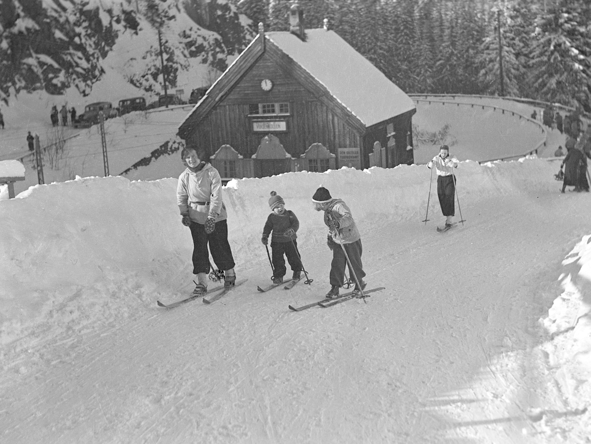 Hermann Christian Neupert, Tryvannshøyden. Folk går på ski.