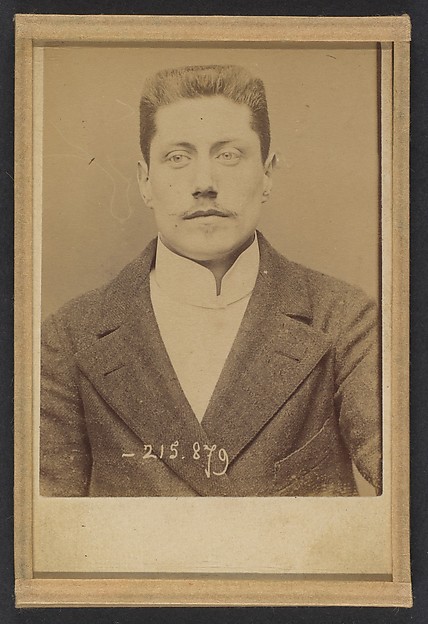Alphonse Bertillon, Ortiz. Léon. 25 ans, né à Paris. Commis d'architecte. Anarchiste. Voyage ordinairement en bicyclette.