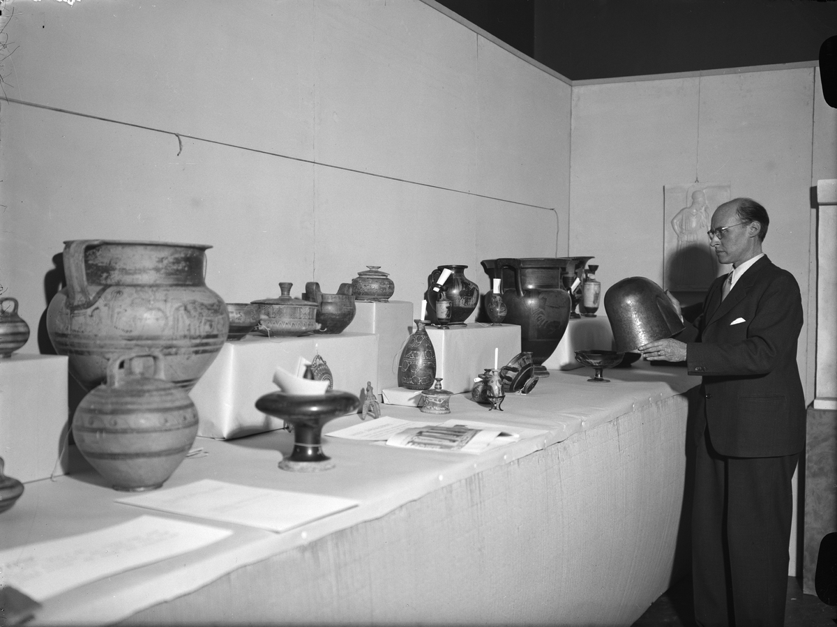 Paul Sandberg, Associate Professor Arne Furumark “Demonstrates” Greece Exhibition at Småland’s Student Nation, St LarsDo5