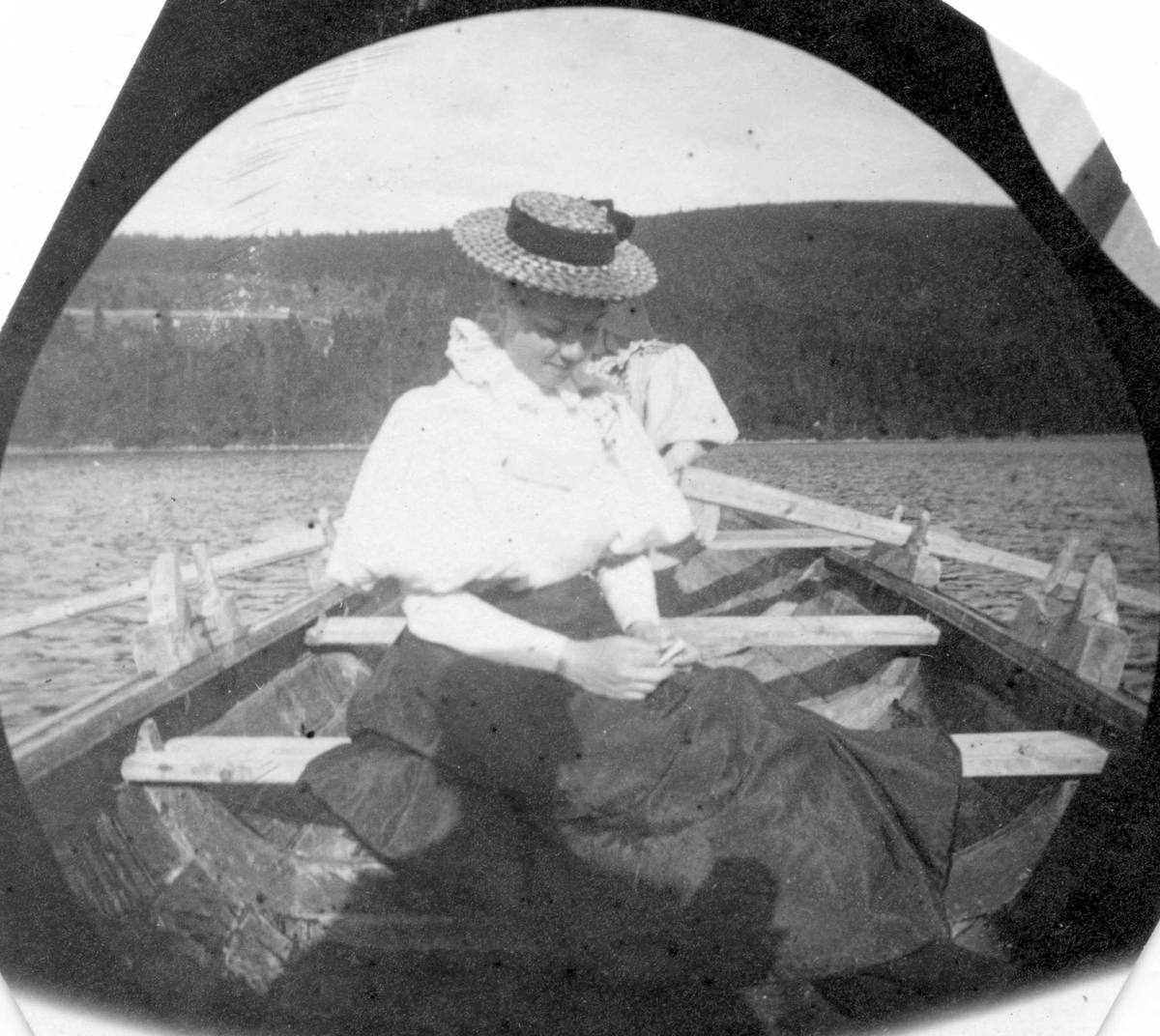 Fredrik Carl Mülertz Størmer, Golå, Sør-Fron, Oppland. Frk. Olga Schiøll sitter i robåt.