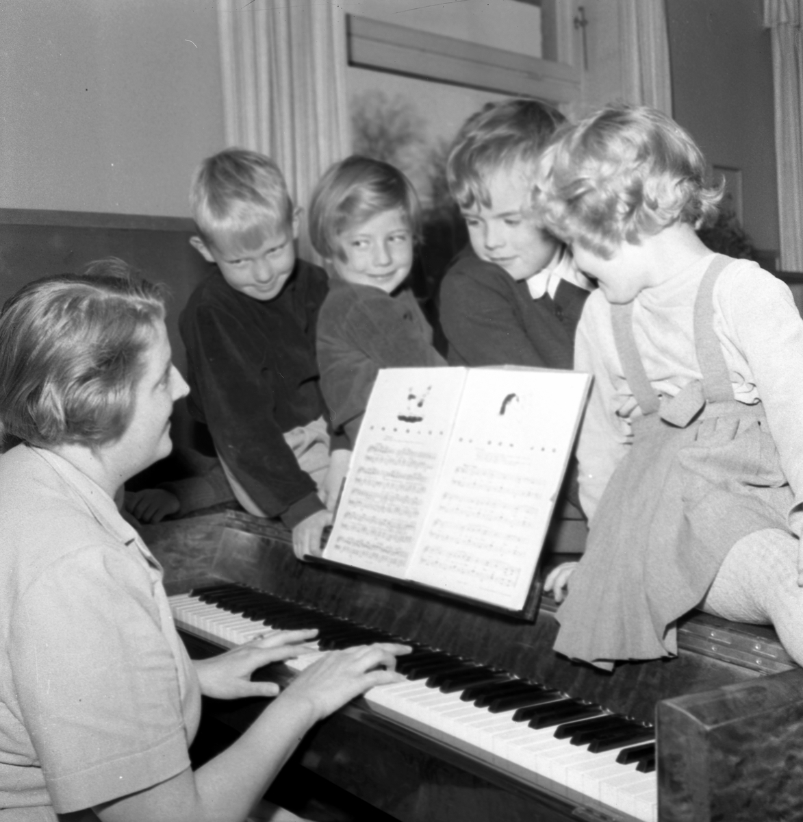 Örebro Kuriren, Children’s gardens. The picture page. October 31, 1955.
