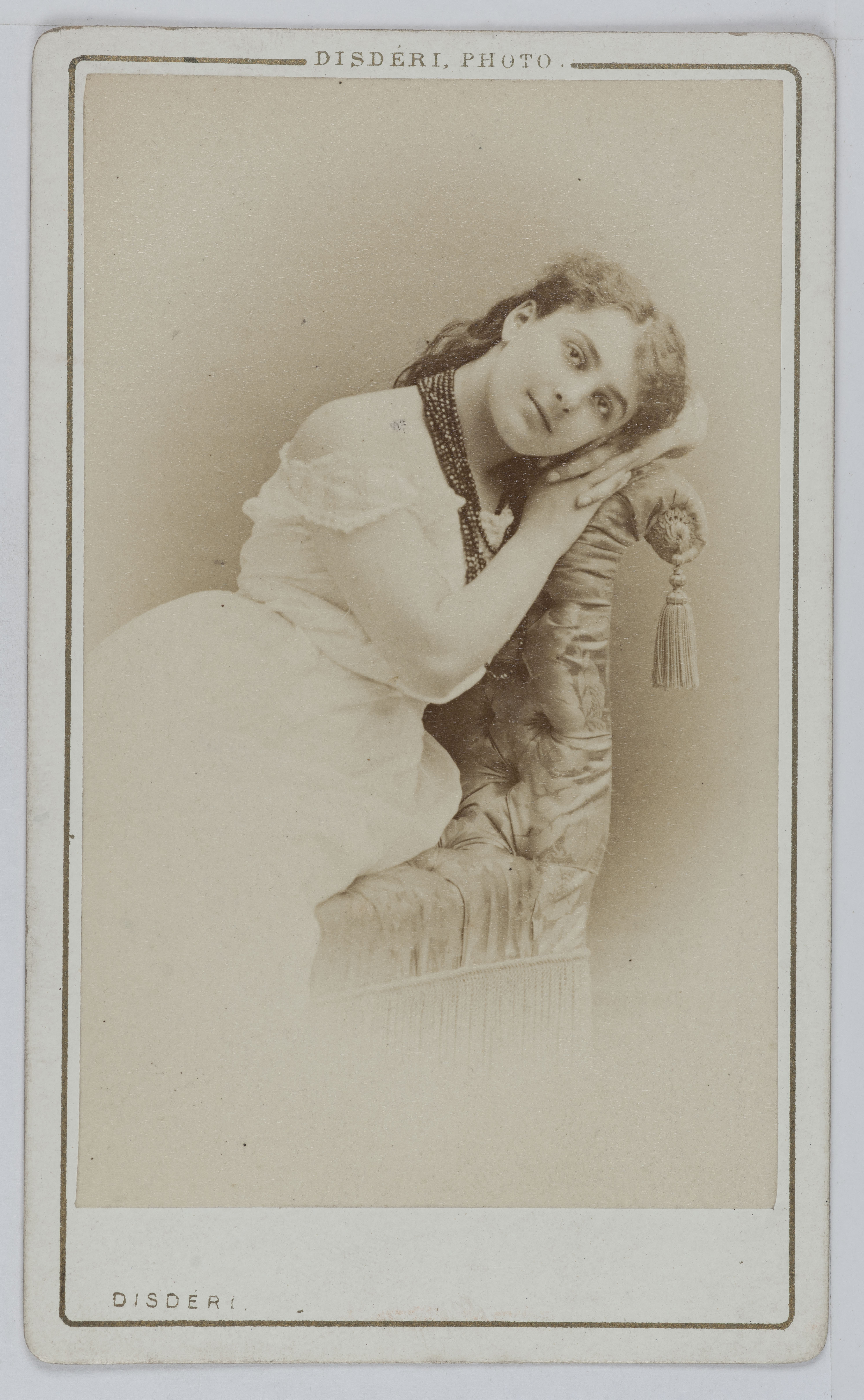 André-Adolphe-Eugène Disdéri, Portrait d'Augustine-Alexandrine Toulet (1849-1931), dite Alice Regnault, actrice de théâtre entre 1869 et 1880.