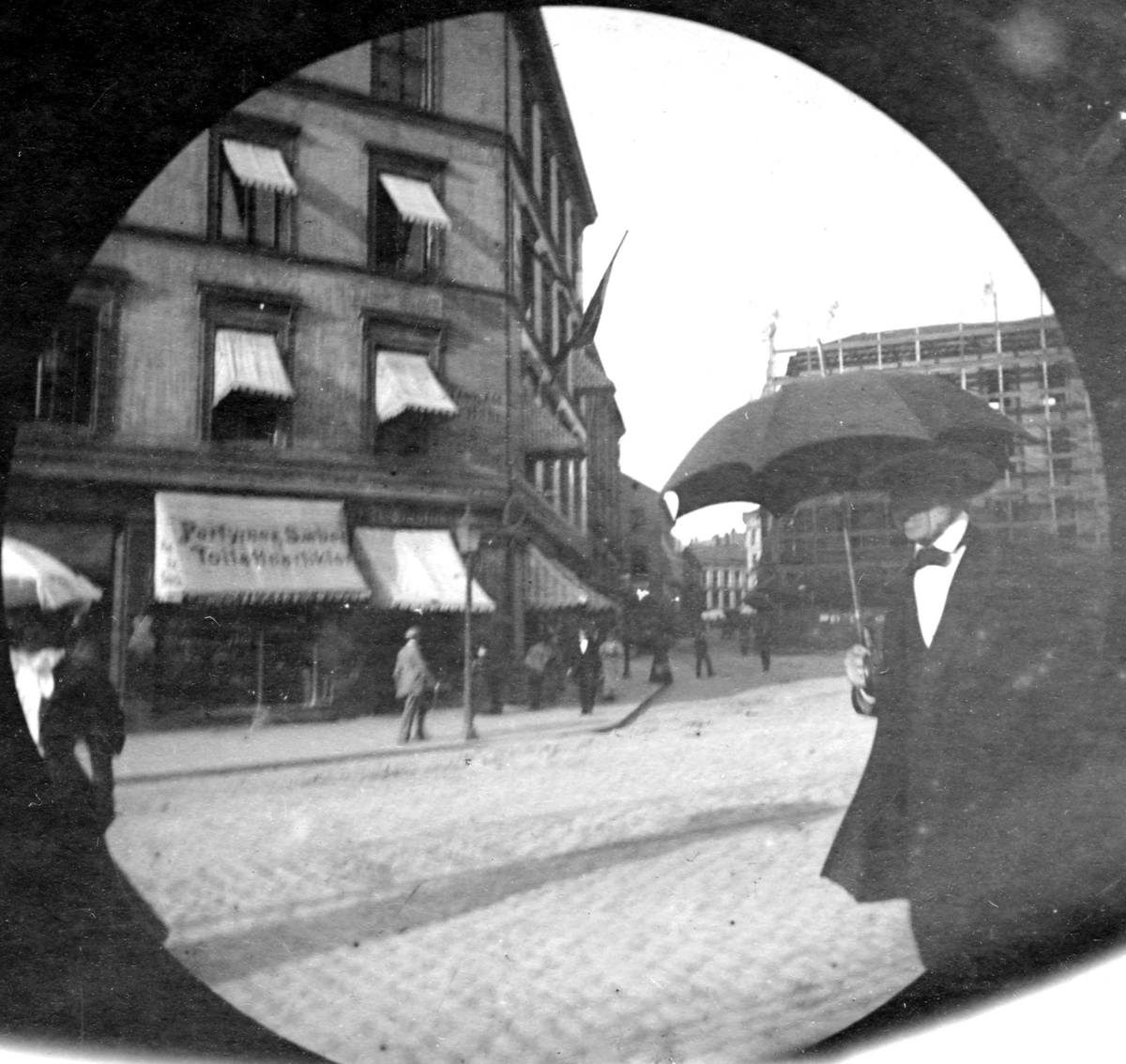 Fredrik Carl Mülertz Størmer, Statshauptmand H. Astrup spaserer i bygate, Oslo med paraply.