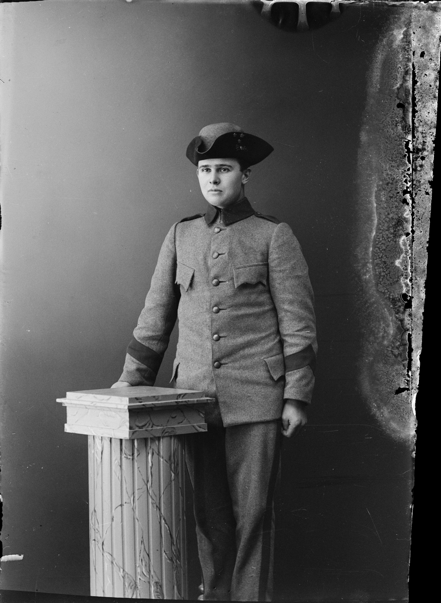 Skötsner-Edhlund, Ateljéporträtt - man i uniform, Östhammar, Uppland