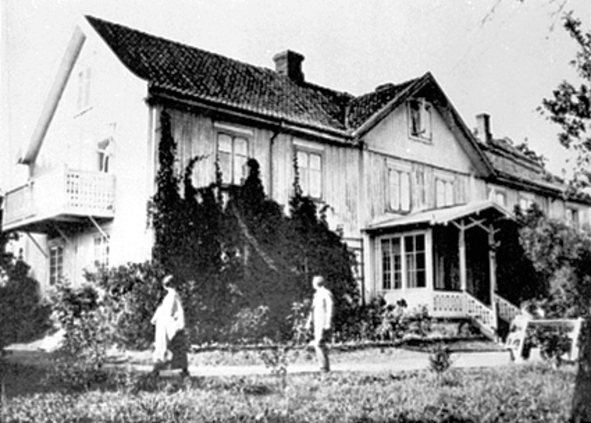 Anno Domkirkeodden, EKSTERIØR: HOVEDBYGNINGEN, AJER GÅRD, FOLK I HAGEN