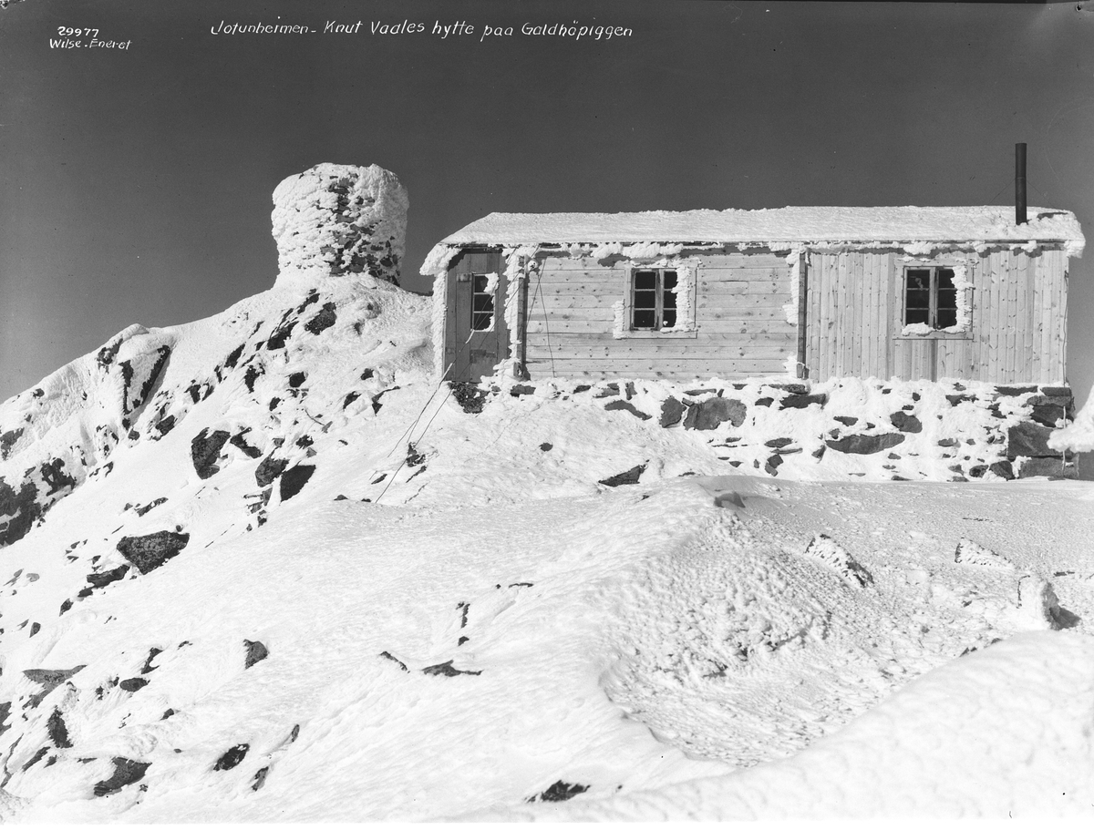 Anders Beer Wilse, Prot: Jotunheimen Vinter - Galdhøpiggen, Knut Vaales hytte og varde