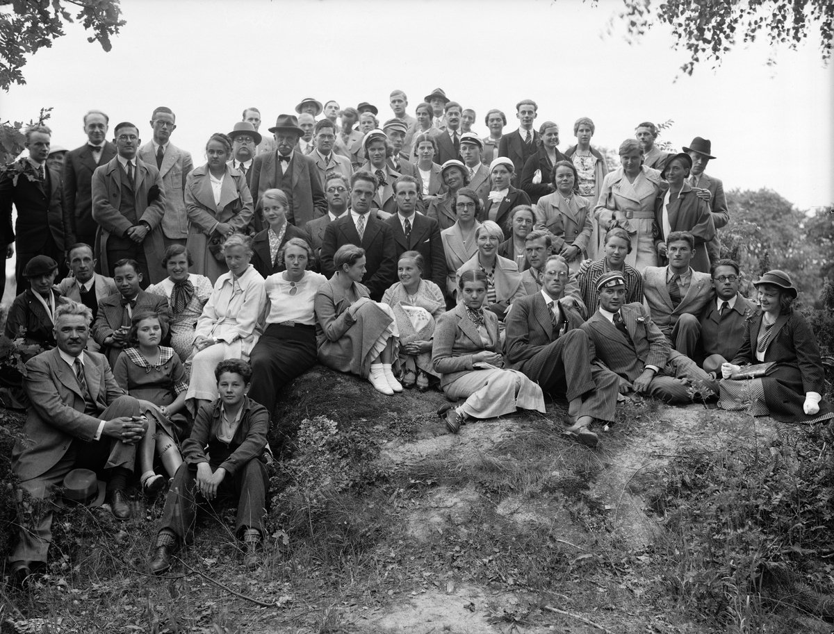 Paul Sandberg, Grupporträtt med byggmästaren Anders Diös, Uppsala 1935