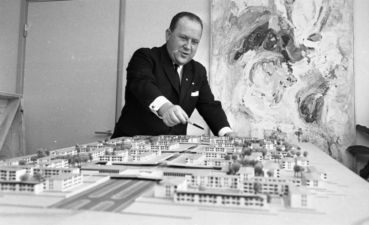 Örebro Kuriren, Byggnumret 1 16 november 1966 Harald Aronsson vid modell över Oxhagen