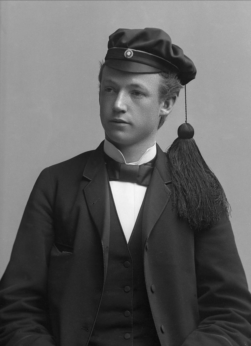 Gustav Borgen, Portrett, mann med studentlue. Student Staver.