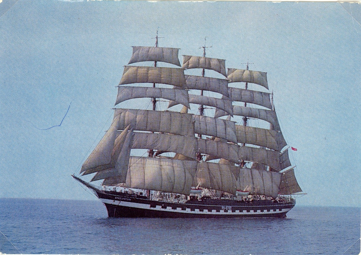 Unknown artist, Den fyrmastade barken Kruzenstern under fulla segel. Fartyget byggdes 1926 i Bremerhaven och seglade under namnet Padua fram till kriget på vetetraden Europa-Australien. hon ägdes då av Gustav Erikssons på Åland rederi och tillerkändes 1946 Sovjet som del av krigsskadeståndet. Sovjet gav fartyget n…
