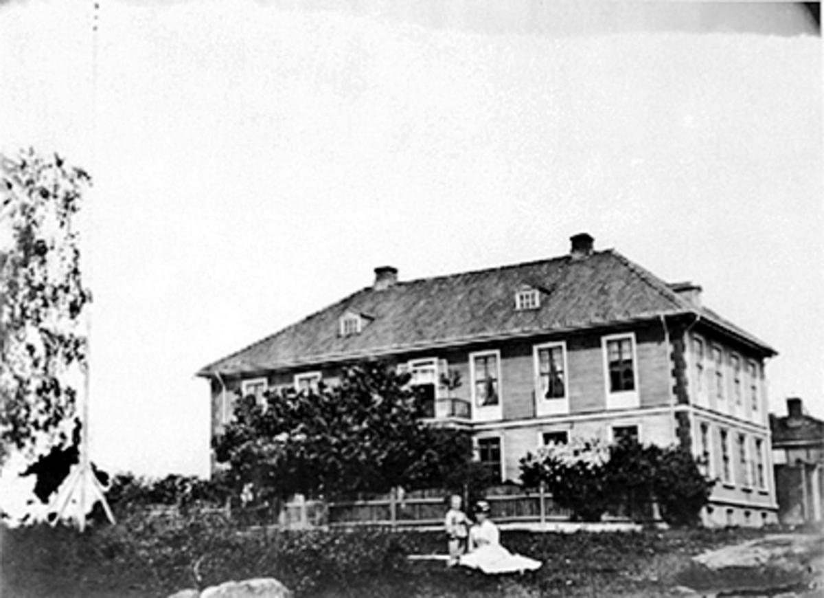 Anno Domkirkeodden, EKSTERIØR HERTZBERGS LOGI, EIKLY, HØIENSALODDEN, DAME OG BARN FORAN HUSET, SKAPPELSGATE 2