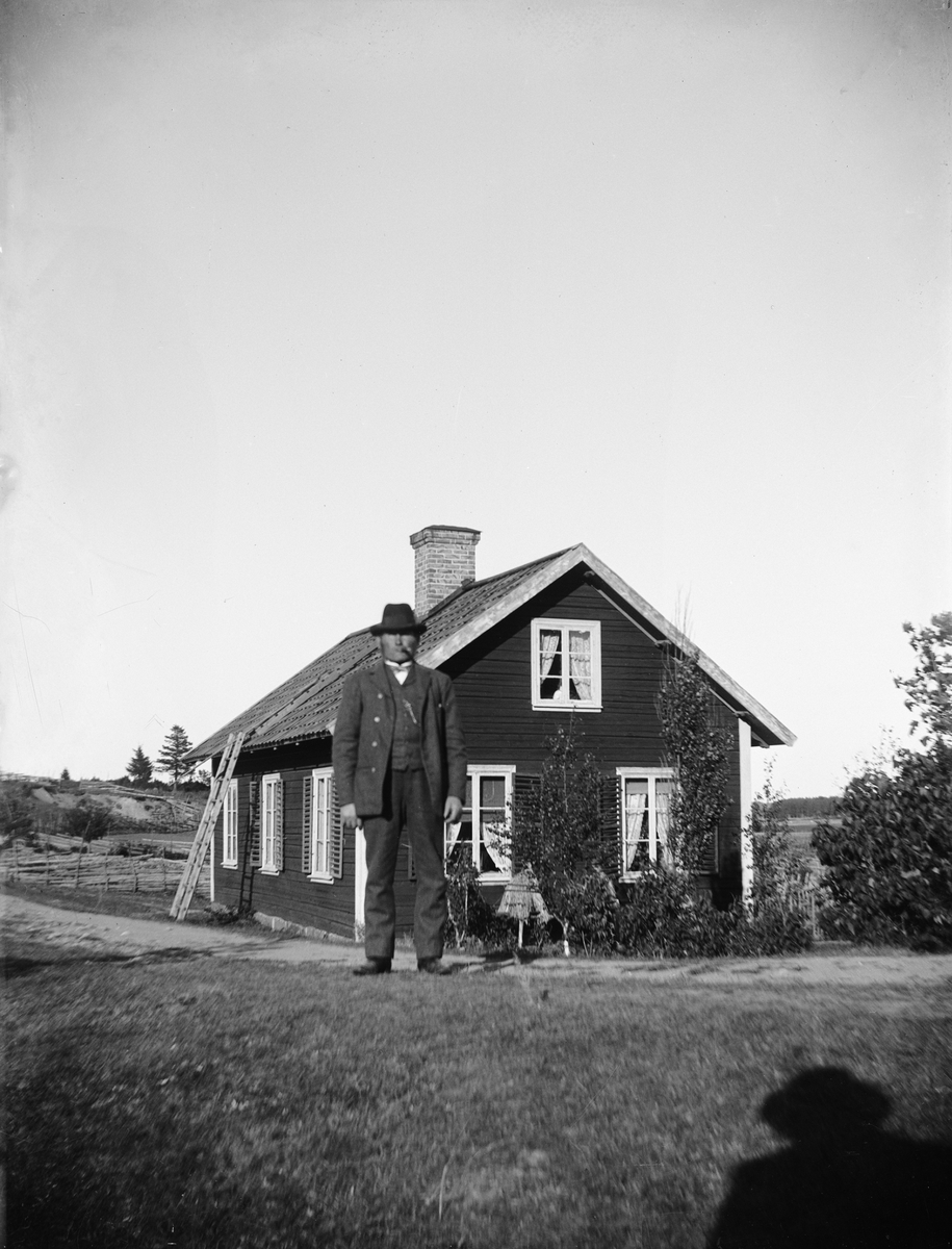 Carl Liljefors, Man in front of house, Sweden