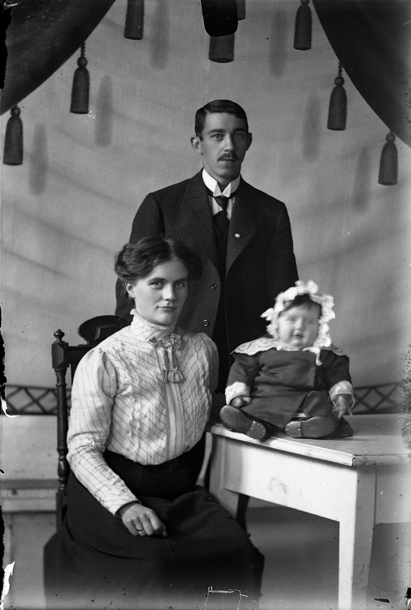 Oscar Holte, Portrett, person, klær,