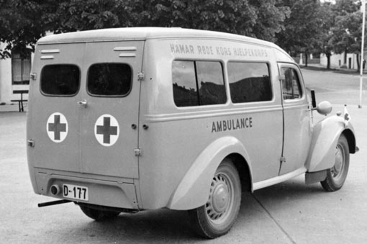 Anno Domkirkeodden, HAMAR RØDE KORS HJELPEKORPS. AMBULANSE BEDFORD PC D-177 ANSKAFFET I 1950