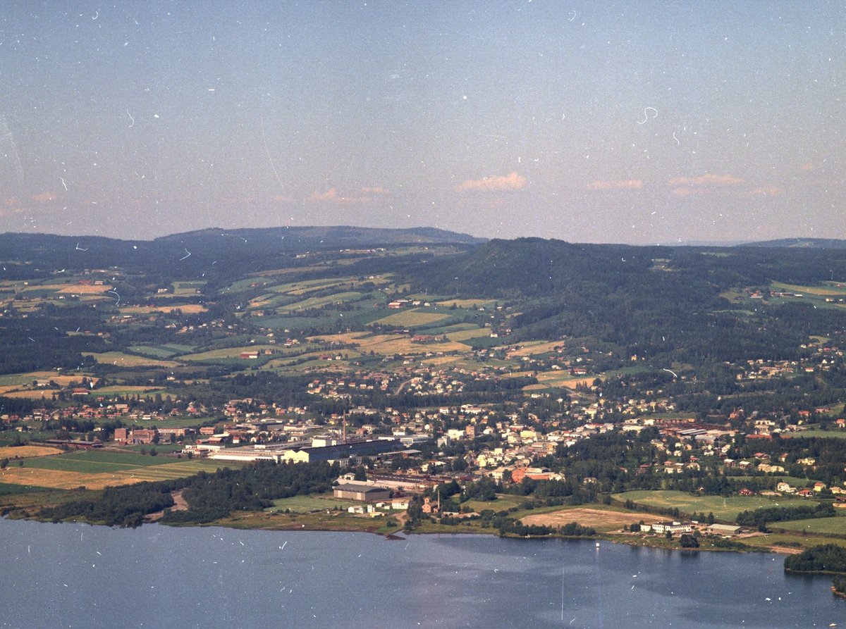 Widerøes Flyveselskap A/S, Flyfoto, Brumunddal, oversikt med Mjøsa i forgrunn, Ringsaker.