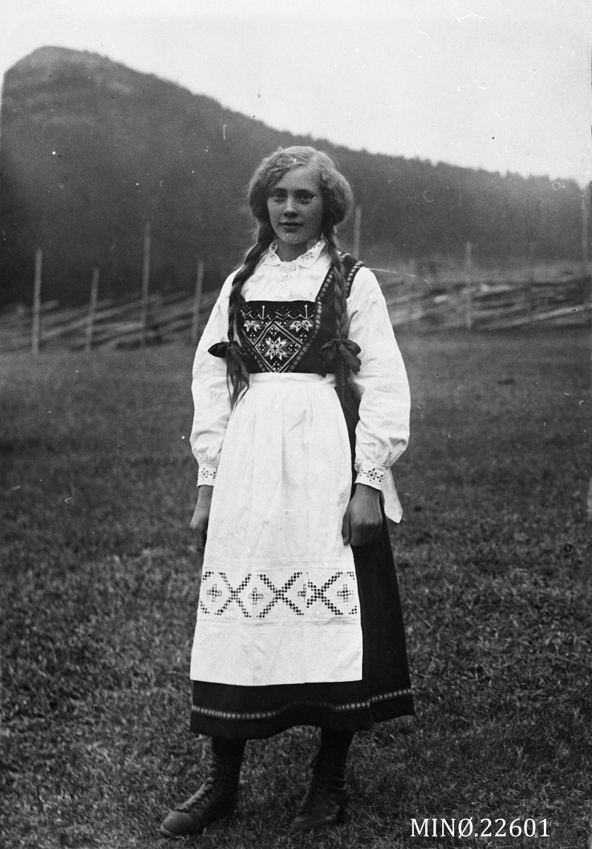 Ukjent, Portrett av kvinne i bunad - Magnhild Leteng,gift Losgård