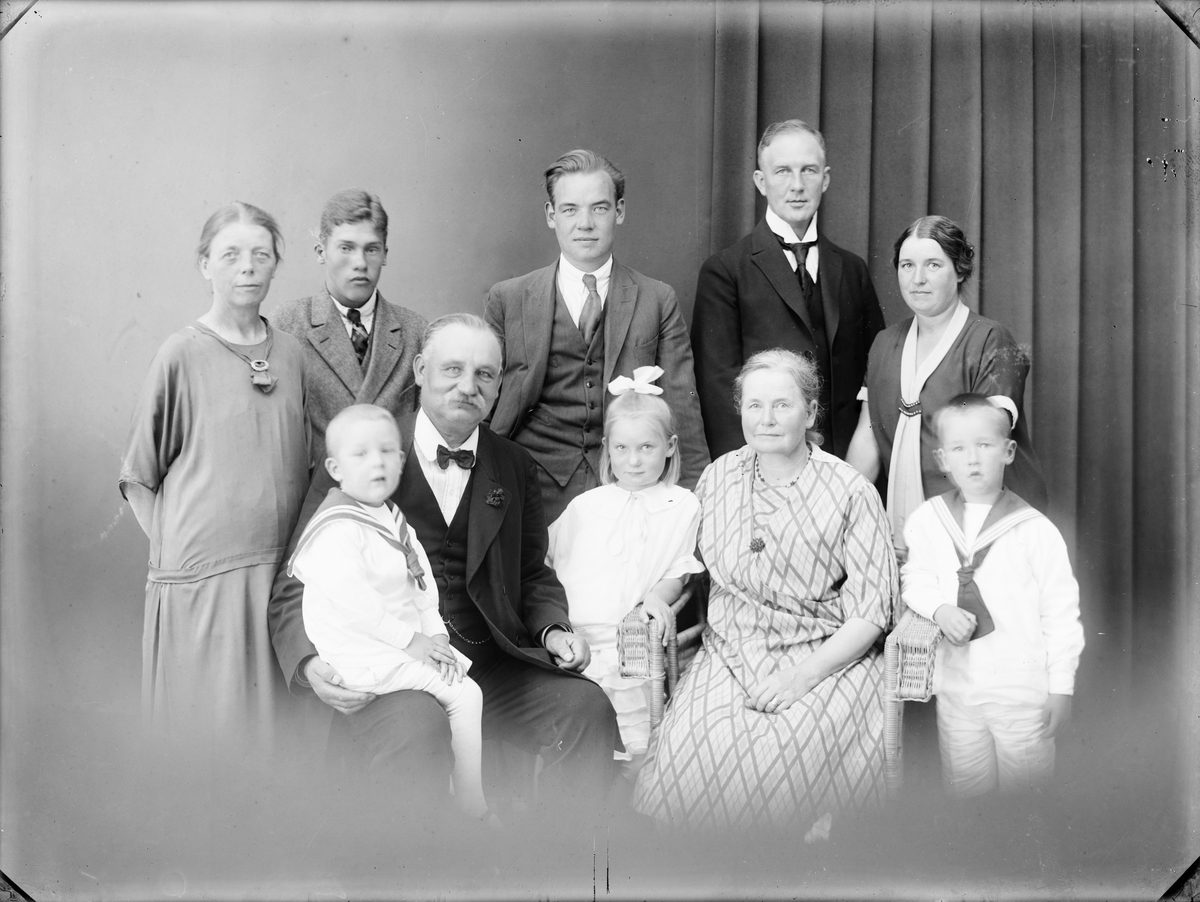 Skötsner-Edhlund, Ateljéporträtt - järnhandlare Edvard Holmgren med familj och personal, Östhammar, Uppland