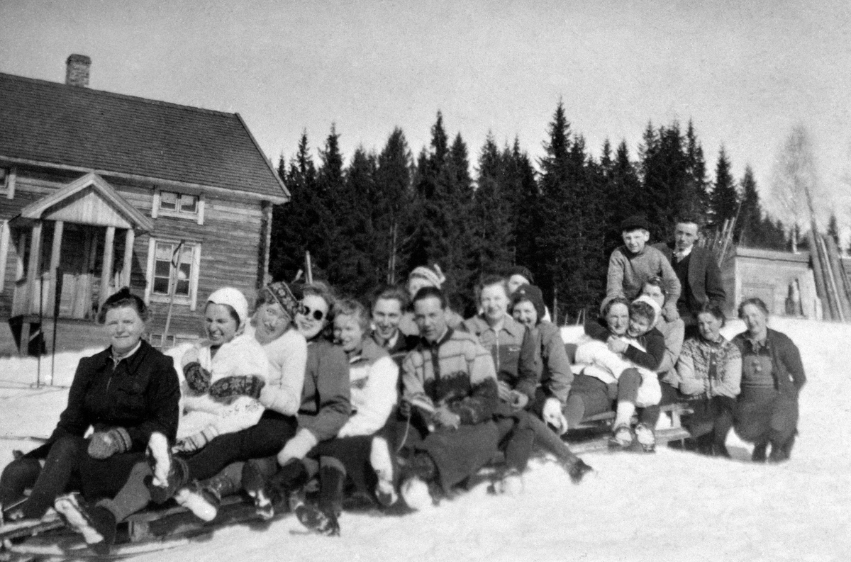 Anno Domkirkeodden, STOR GRUPPE UKJENTE PÅ SKITUR TIL OLINE OG OLE KLAVSTAD I KNAVLBERGET, CA 1940. F. V. LILLY LAURITSEN ÅSETH, KLARA ÅSEN GUSTAVSEN, MATHEA WESTGAARD, KARIN GUSTAVSON LUNDEN, JENNY LAURITSEN KROKEN, DIDRIK BRATLIEN, KÅRRE SJØLI, RANDI ENGEN ERVIK, OLINE ÅSRØNNINGEN SJØLI, JENNY LIEN, BORGHILD ØSTERHA…