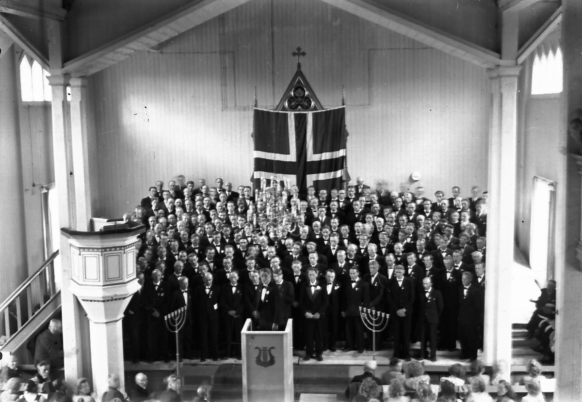 Per K. Lien, Sangerforbundet med stort flagg i kirka.