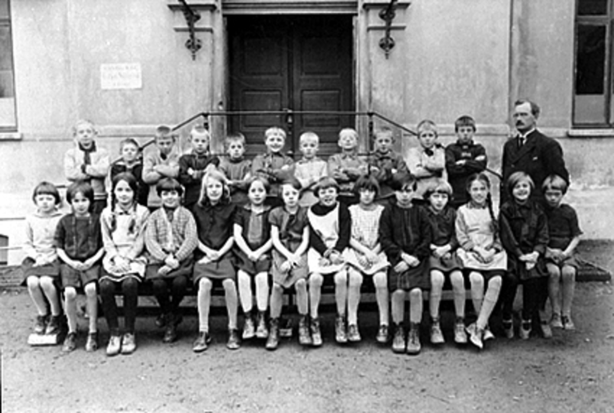 Anno Domkirkeodden, GRUPPE 25 SKOLEELEVER, SKOLEKLASSE, LÆRER HALFDAN STEEN, HAMAR FOLKESKOLE, 1 RAD FRA VENSTRE ELLEN BÛHRING DÆHLIE, TORDIS NILSEN, GUNNAR STÅNGSTAD, IRIS ANDERSEN, ELSE BERG, KARIN INGVALDSEN, REIDUN STENBERG, LAILA JEVANORD GIFT BERGAUST, INGER JOHANSEN, ASLAUG ANTONSEN?, RAGNA HOLTE, ELLEN RABBEN,…