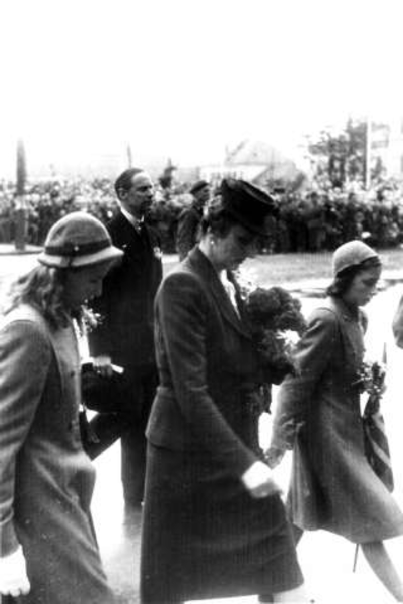 Anders Beer Wilse, Fra Oslo under fredssdagene i 1945.7.juni Kongen kommer tilbake. Her foran Rådhuset. Kronprinsesse Märtha, Prinsesse Ragnhild og Prinsesse Astrid.