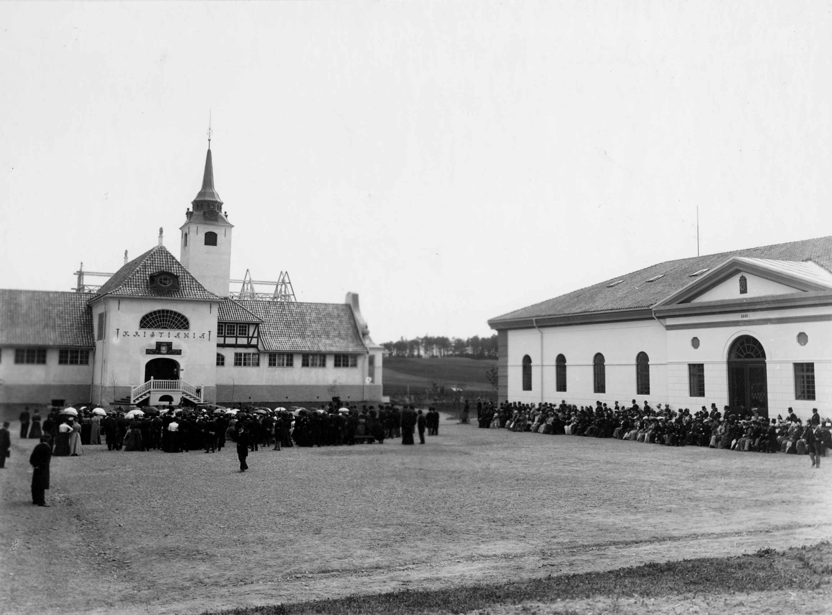 Narve Skarpmoen, Den kulturhistoriske utstilling åpnes på Norsk Folkemuseum i Oslo 1901. Pariserpaviljongen bak kirken er ennå ikke ferdig. Mange mennesker tilstede.
