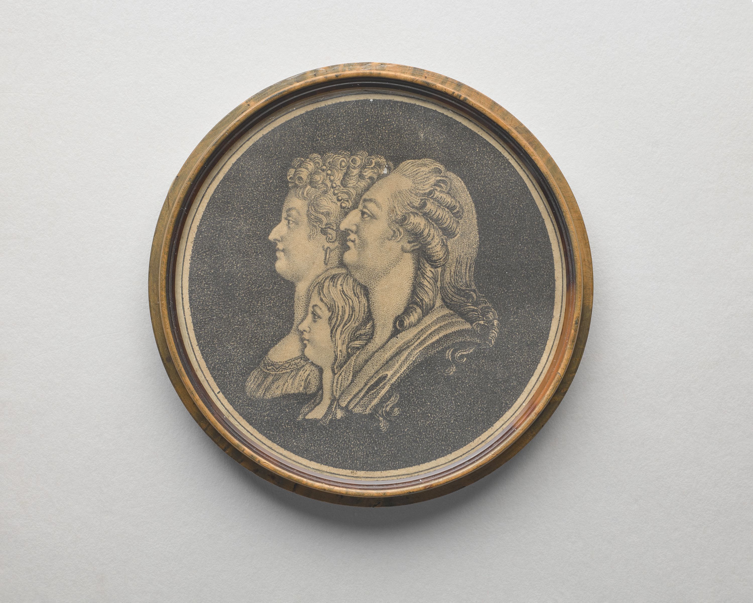 Anonyme, Fond de boîte ornée des portraits du roi Louis XVI, de la reine Marie-Antoinette et du dauphin