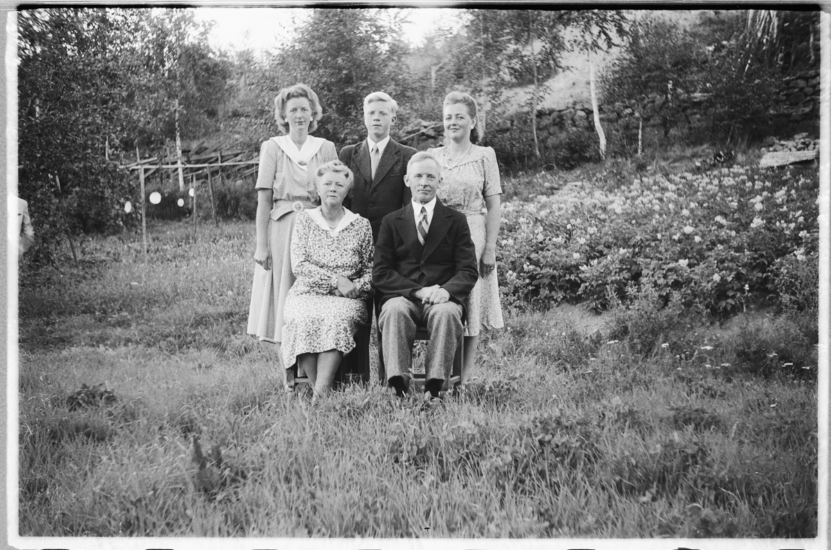 Håkon Prestkværn, Eksteriør, hage. Ukjent familiegruppe.