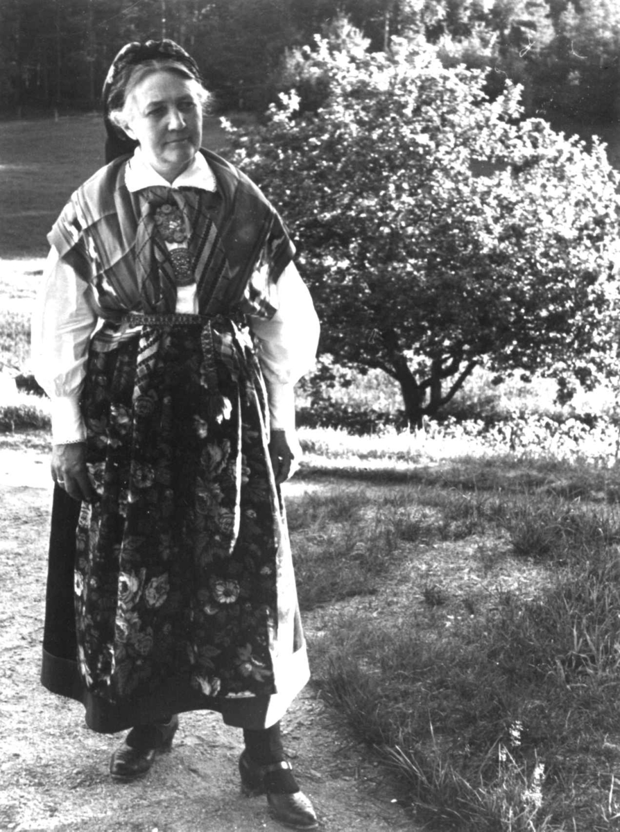 Anna Grostøl, Dølemo Åmli, Aust-Agder 1940. Fru Guro Eppeland kledd i kvinnedrakt.