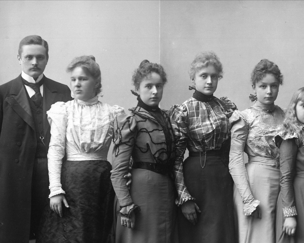 Gustav Borgen, Gruppeportrett, søskenflokk, Einar, Agnes, Theresia, Mimi, Ingrid Jessen.