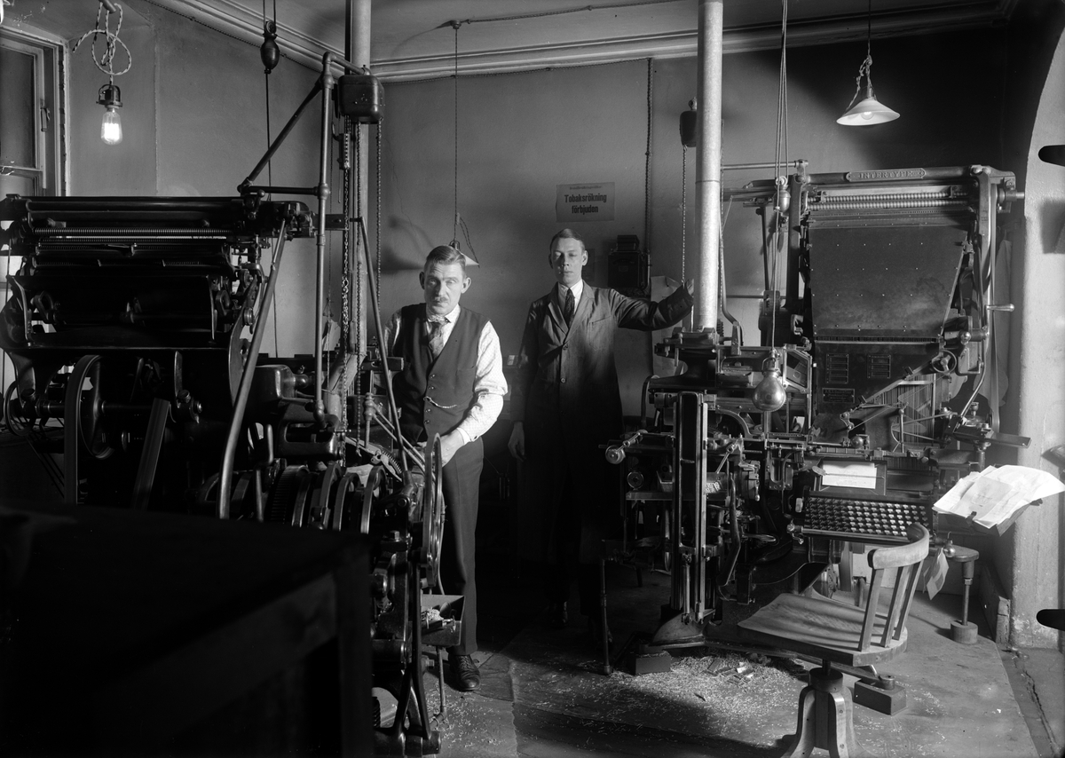 Paul Sandberg, Två män i Upsala Nya Tidnings tryckeri i Oxenstiernska huset vid Riddartorget, Uppsala 1920-tal