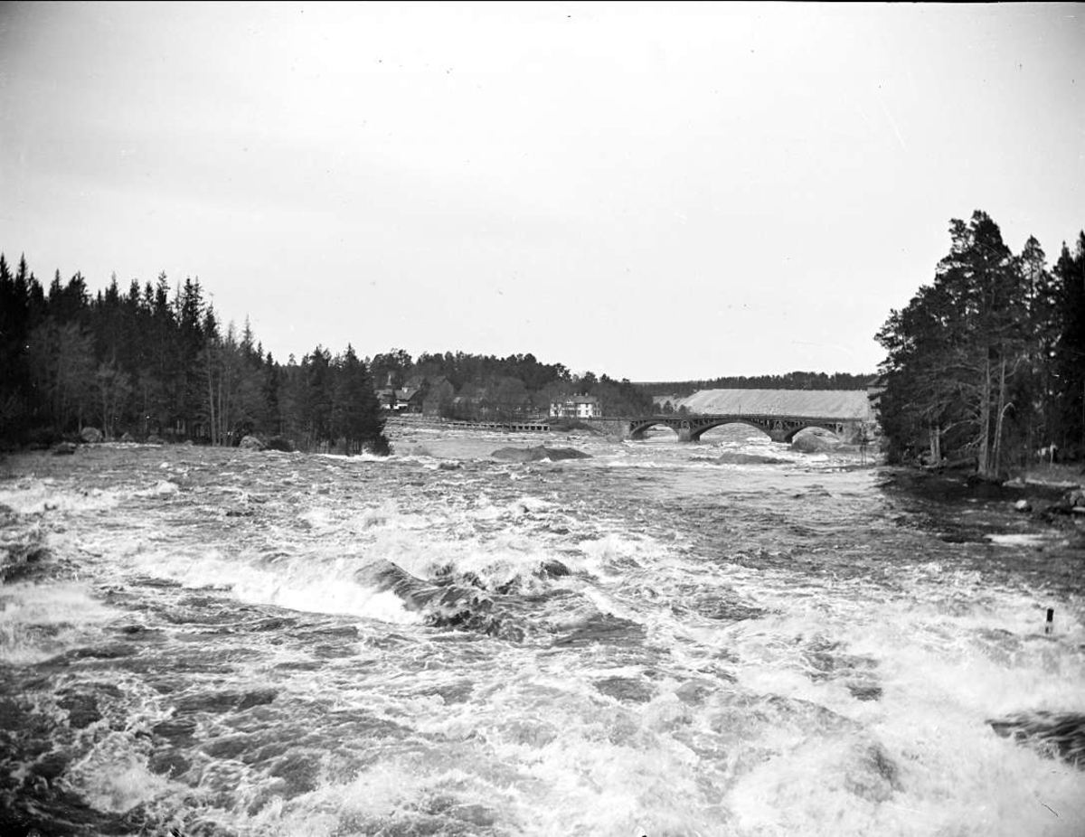 August Fredrik Schagerström, Dalälven och Carl XIII:s bro vid Älvkarleby, Älvkarleby socken, Uppland i maj 1915