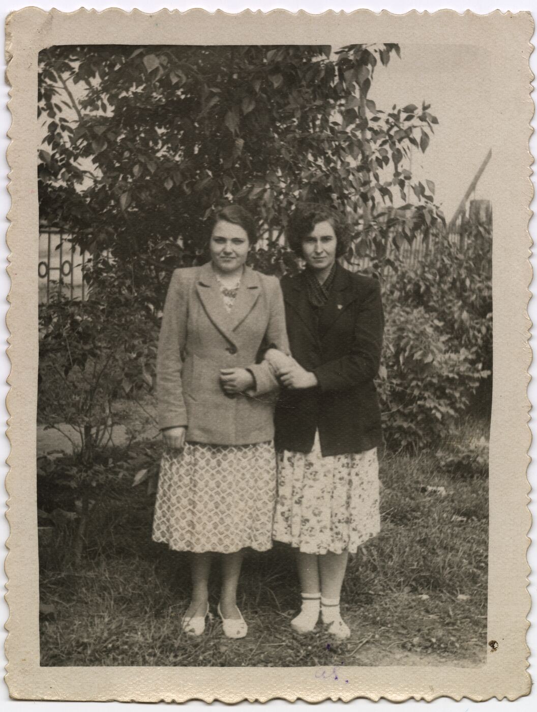Nežinomas autorius, Tremtinė Saulė Sabaitė su drauge