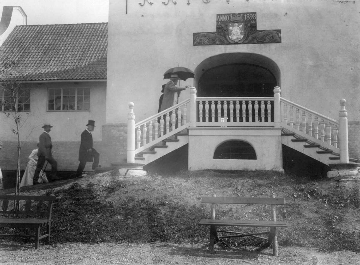 Narve Skarpmoen, Den Kulturhistoriske utstilling 1901. Åpningen. Kong Oscar II går inn i "Kristianiapaviljongen".