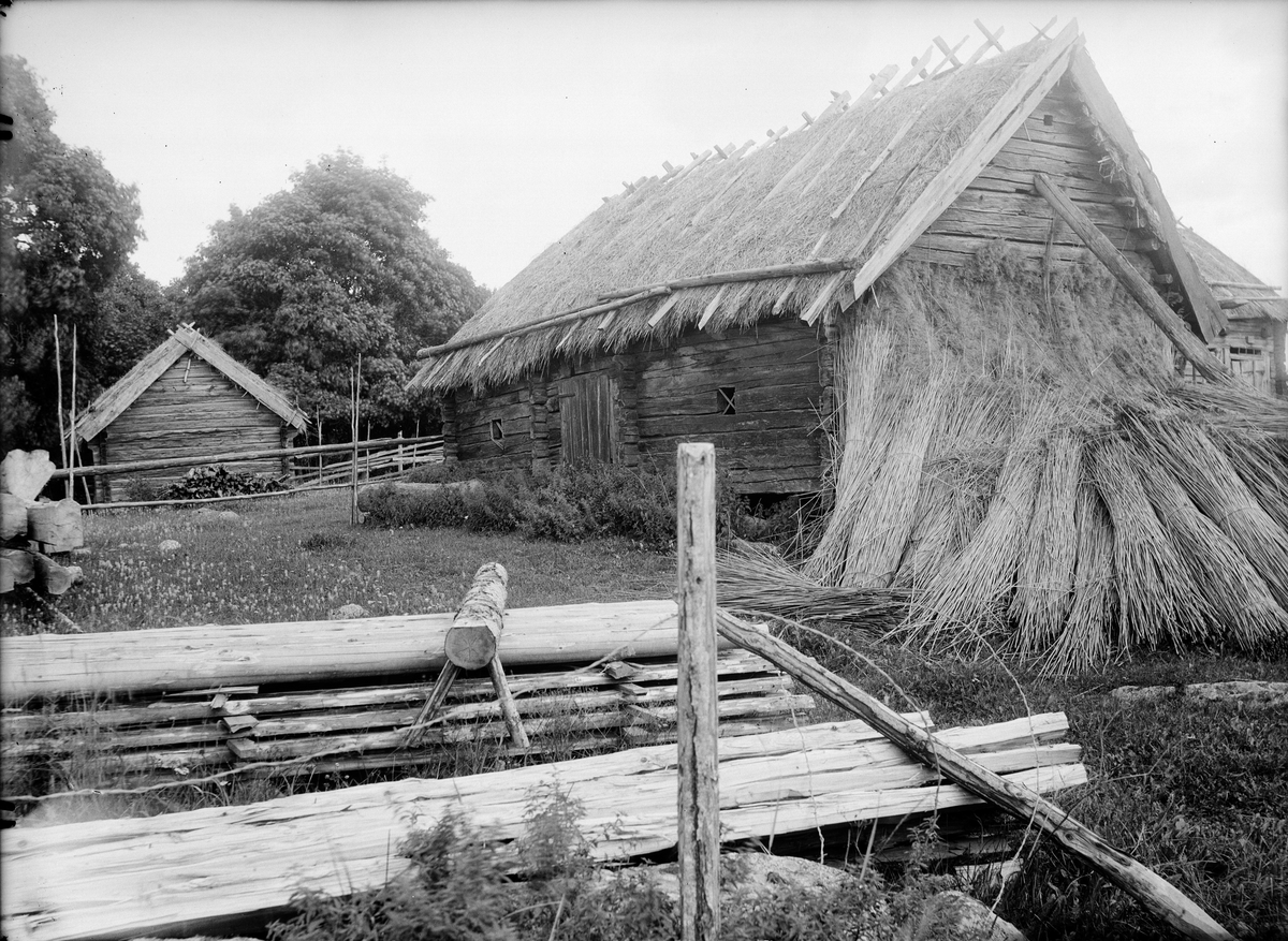 Paul Sandberg, Economy building with a thatched roof, Kvekgården during restoration, Fröslunda parish, Uppland 1933 - 1934