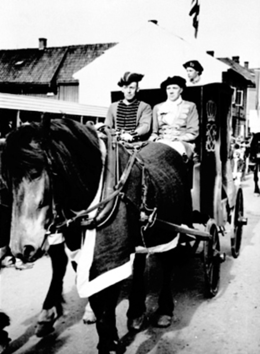 Anno Domkirkeodden, BYJUBILEET 1949, OPPTOG MED HEST OG VOGN, TRILLE, TIL VENSTRE BJARNE BAKKEN, TIL HØYRE EIVIND HALVORSEN, BAK ARNE WESTHAGEN