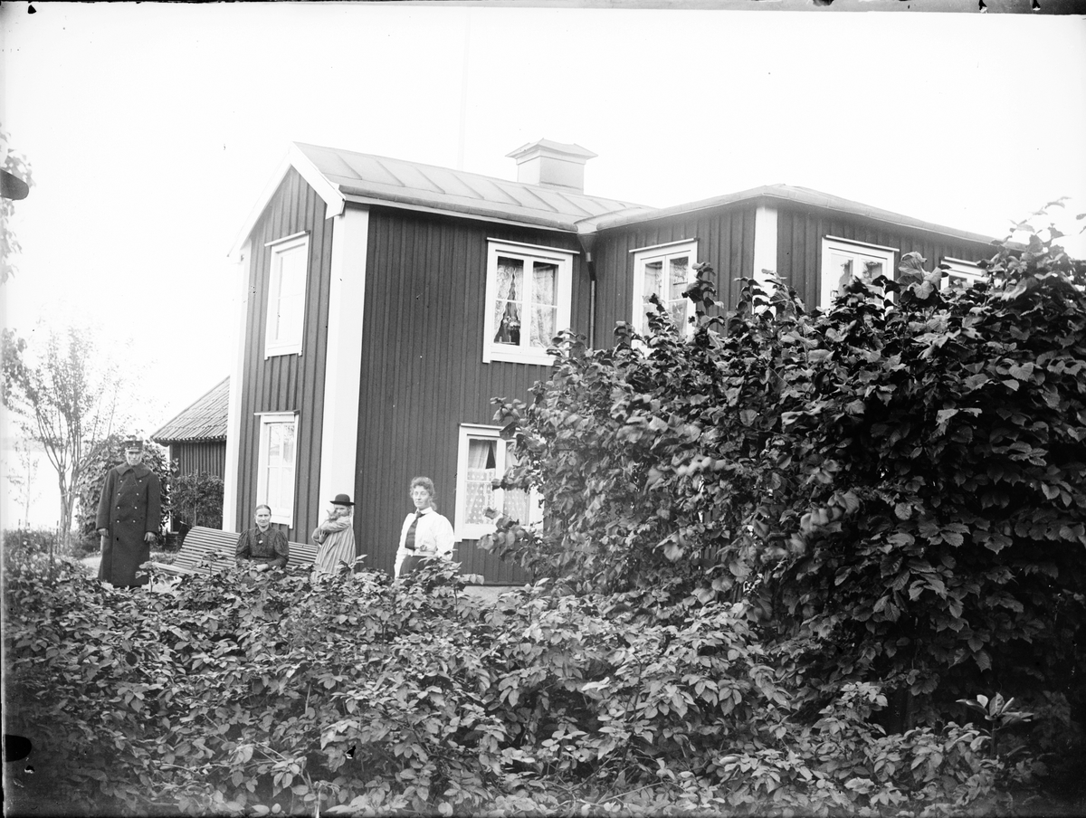 Skötsner-Edhlund, Man, kvinnor och barn i trädgården vid bostadshus, Östhammar, Uppland