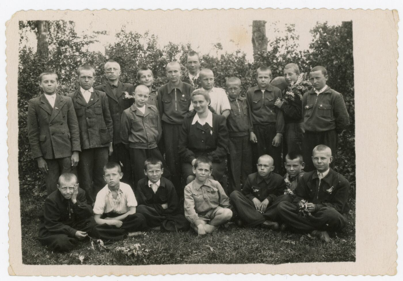 Nežinomas fotografas, Septintos klasės mokiniai su mokytoja J. Narbutiene
