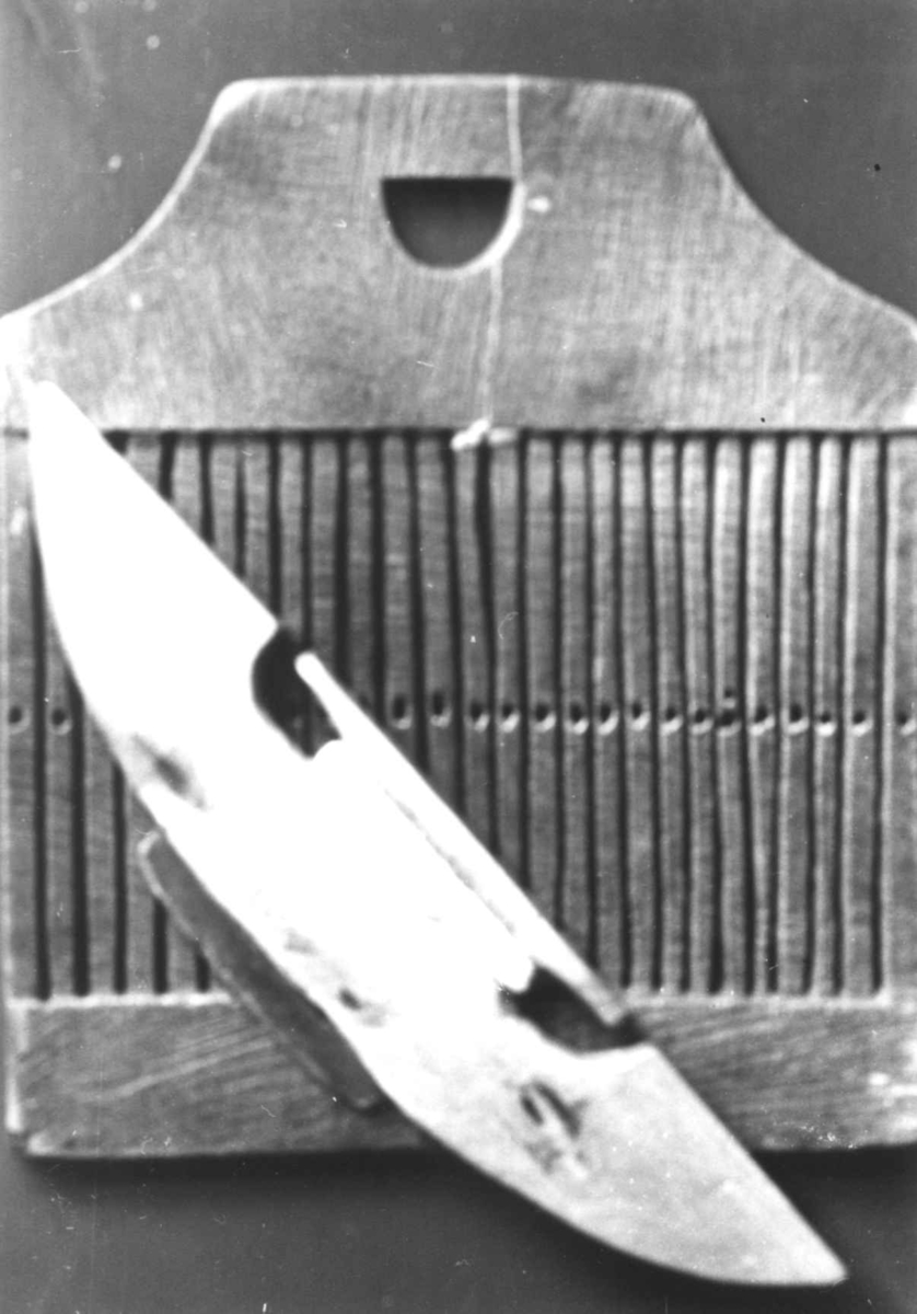 Anna Grostøl, Bø, Telemark 1940. Båndgrinn og skyttel.