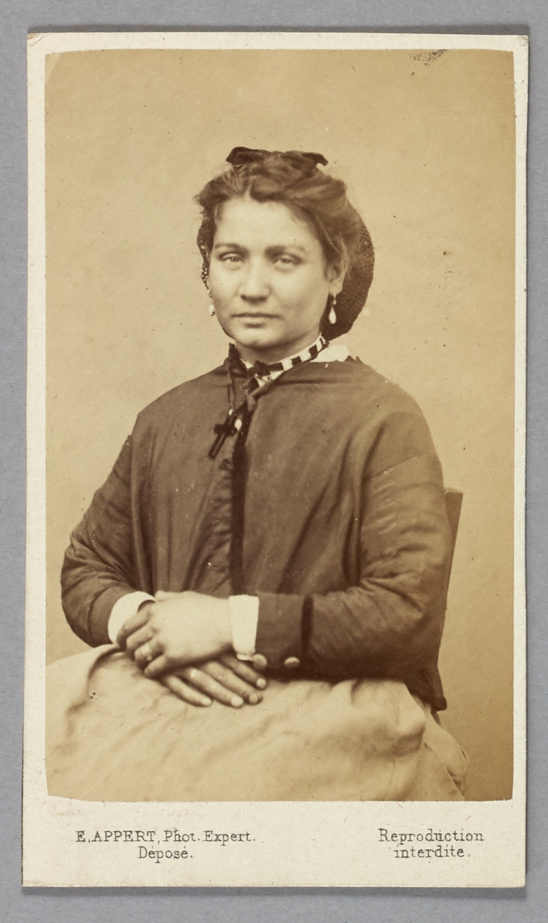 Ernest Charles Appert, Portrait de Varnier Victoria, pris à la prison des Chantiers à Versailles. Commune de Paris, 1871.