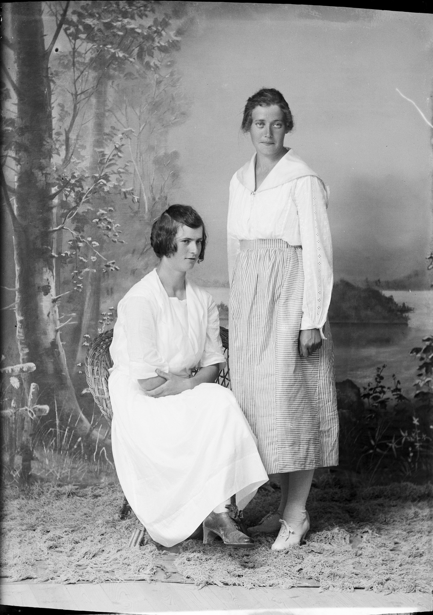 Skötsner-Edhlund, Ateljéporträtt - kvinna och Elsa Sjöström från Skäfthammar socken, Uppland 1922