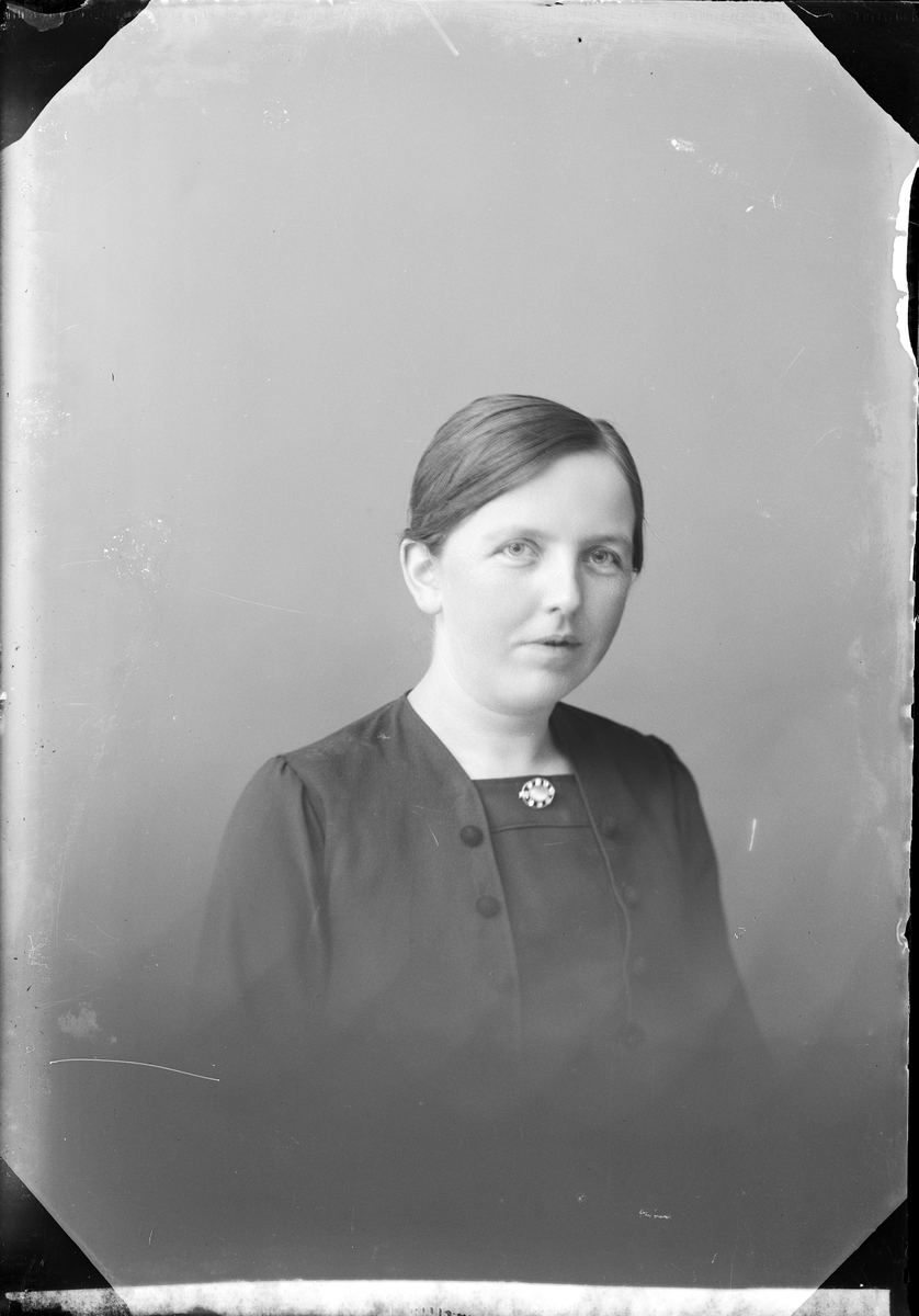 Skötsner-Edhlund, Ateljé Portrait - Anna Johansson from Höalund, Östhammar Uppland 1921