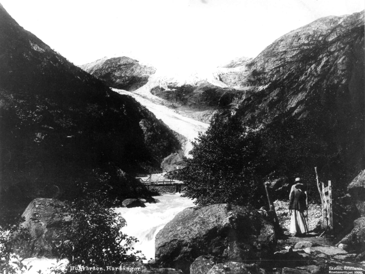 Marthinius Skøien, Buarbreen, Odda, Hordaland. Personer ved grind i forgrunnen.