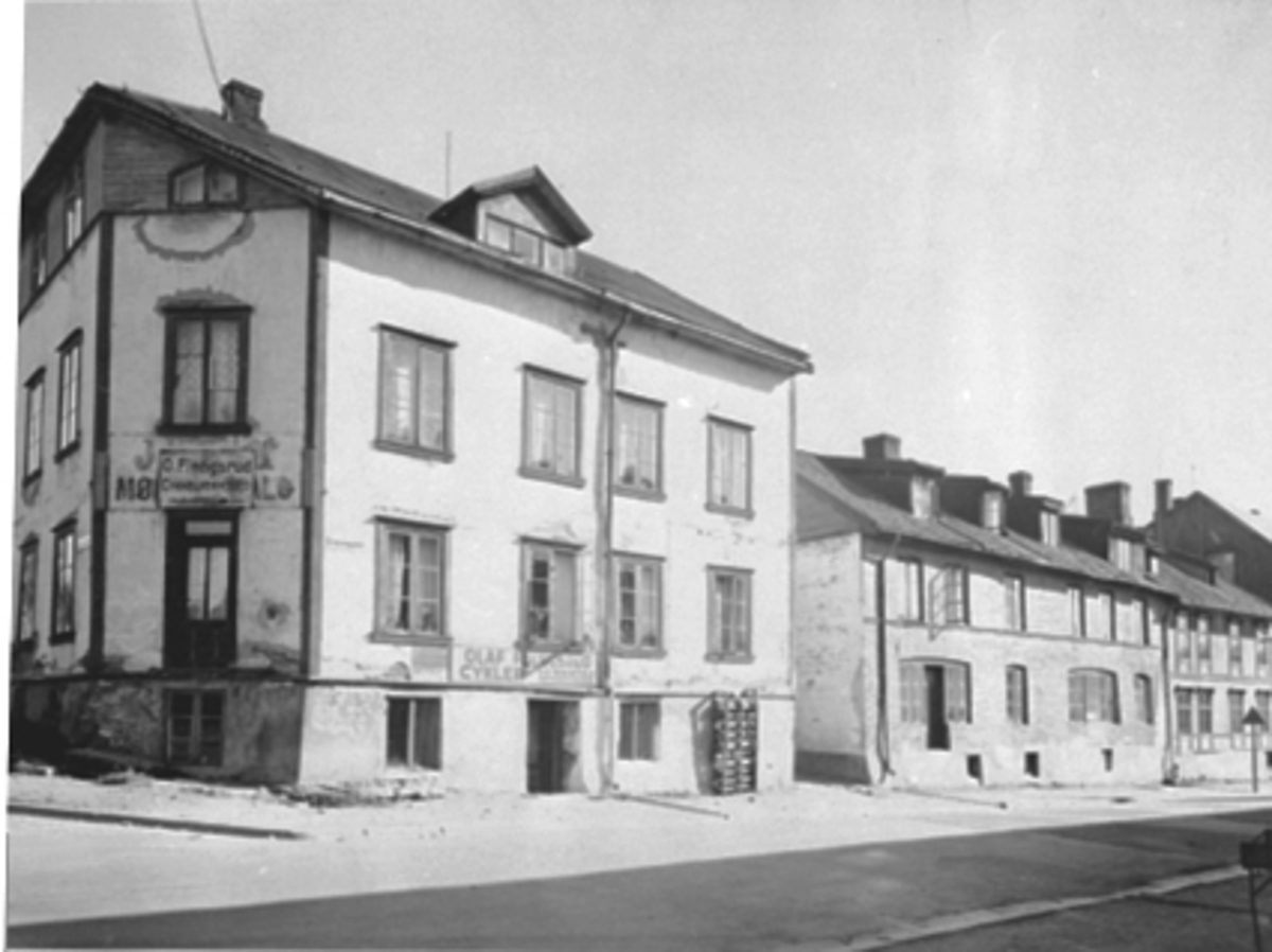 Anno Domkirkeodden, Grønnegata 63, Stenberggården, "Røverborgen" Olaf Flengsrud sykkelverksted. Krysset Grønnegata og Seminargata. Hjørnegården ble bygget ca. 1880 og var eid av Borger Larsen som fikk innredet stedet til boliger som han leide ut. I 1940 var det 16 leiligheter her og gikk under navnet "Røverborgen". I …