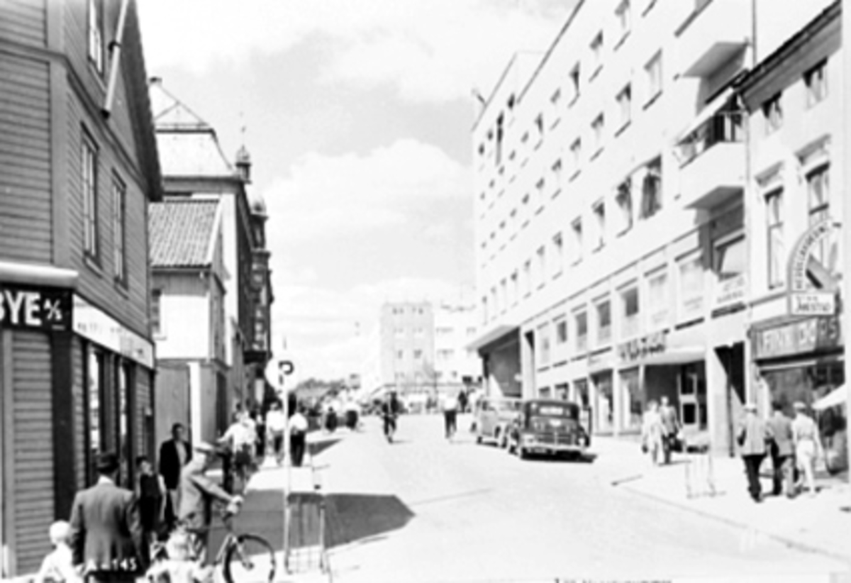Anno Domkirkeodden, FRA VEGKRYSSET TORGGATA/ENGGATA. , OLAF A. ØSTBYE A/S, HOTELL ASTORIA, FOLKELIV