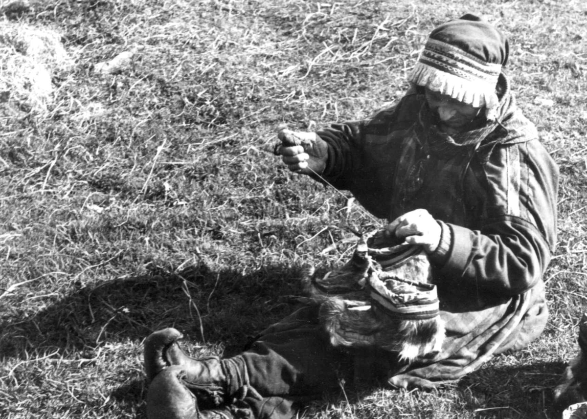 Anna Grostøl, Skallesøm. en person syr skaller. Lyngen, Troms 1947.